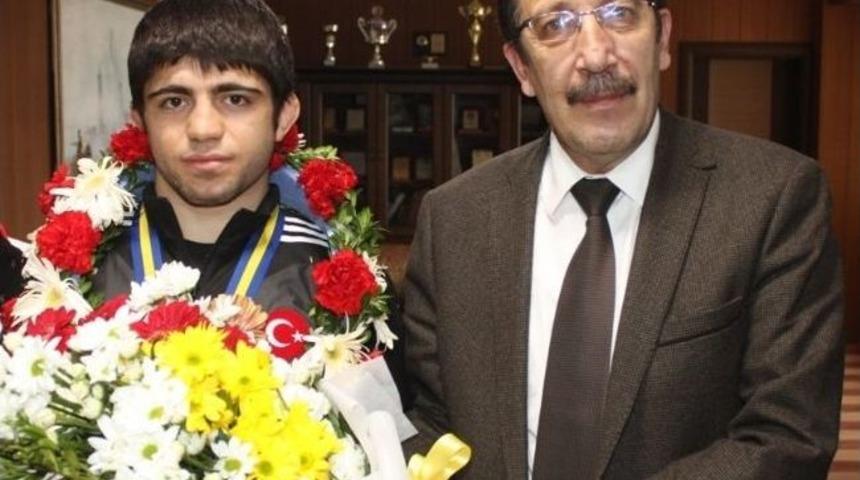 Başkan Bulutlar, Şampiyon G&uuml;reş&ccedil;iyi Altınla &Ouml;d&uuml;llendirdi