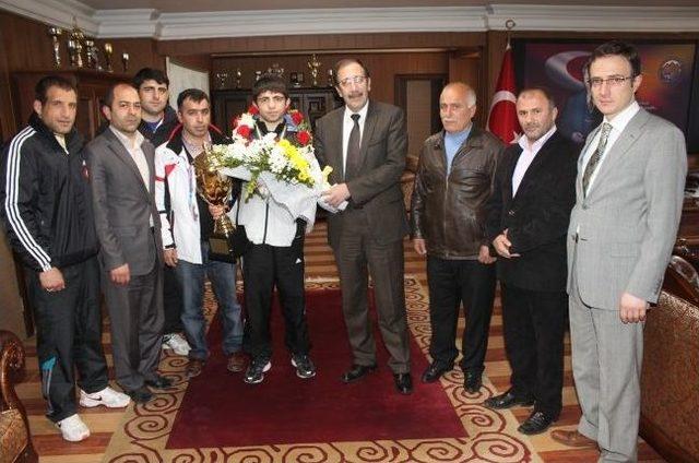 Başkan Bulutlar, Şampiyon G&uuml;reş&ccedil;iyi Altınla &Ouml;d&uuml;llendirdi 1