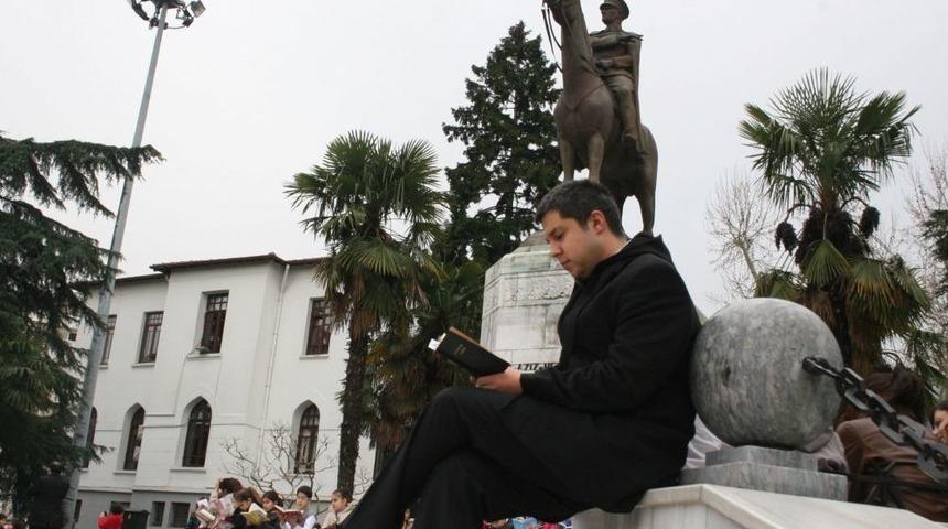 Atat&uuml;rk Anıtı &Ouml;n&uuml;nde Kitap Okudular