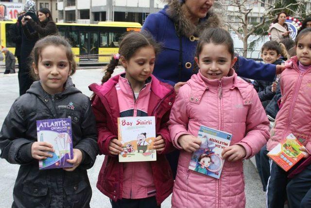 Atatürk Anıtı Önünde Kitap Okudular