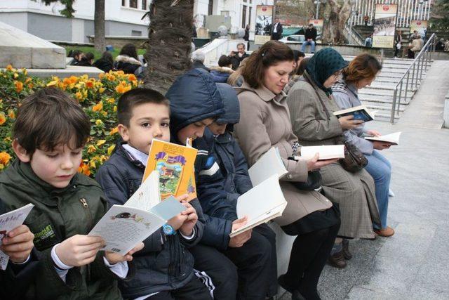 Atatürk Anıtı Önünde Kitap Okudular