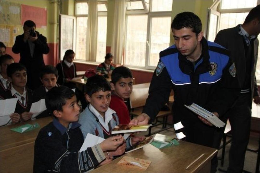 Kardeş Okulların G&ouml;nderdiği Kitaplar Hakkari&rsquo;de Dağıtıldı