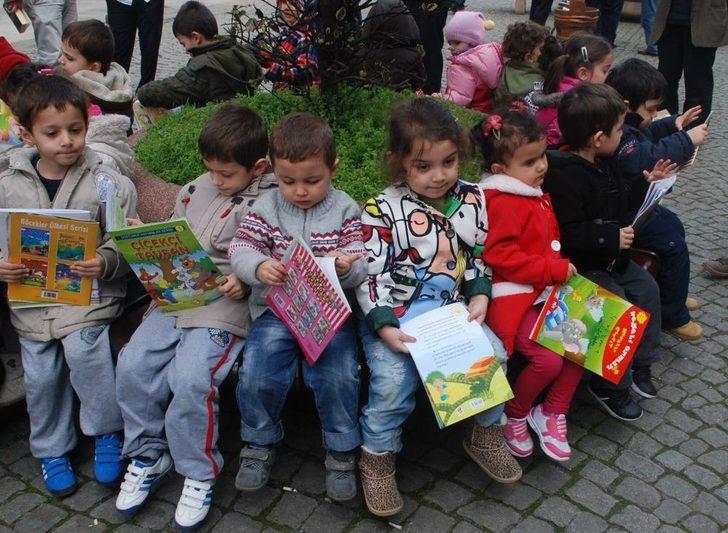 Rize Sosyal Bilimler Lisesi Öğrencileri Şehir Meydanında Kitap Okudu