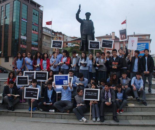 Rize Sosyal Bilimler Lisesi Öğrencileri Şehir Meydanında Kitap Okudu