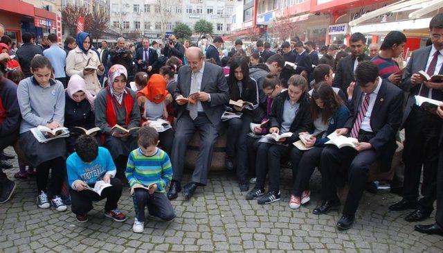 Rize Sosyal Bilimler Lisesi Öğrencileri Şehir Meydanında Kitap Okudu