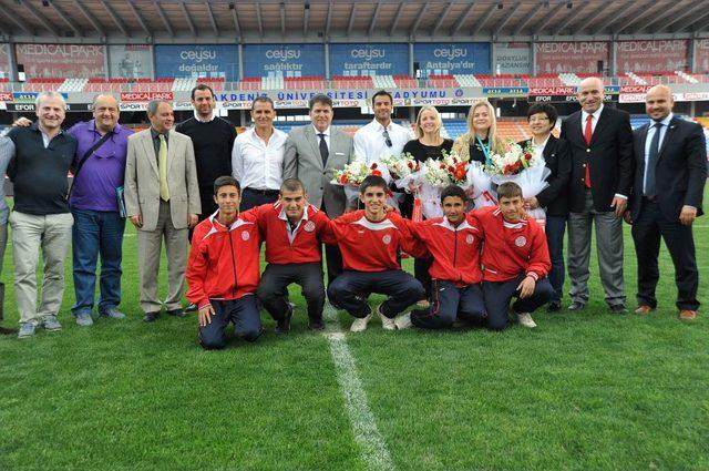 U20 Heyeti Akdeniz Üniversitesi Stadyumu'nu Inceledi