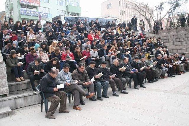 Yozgat’ta Kitabını Alan Meydana Koştu