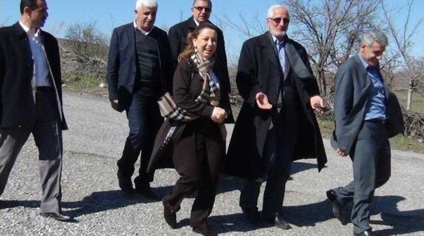 Ak Parti Malatya Milletvekili &Ouml;znur &Ccedil;alık K&ouml;yleri Ziyaret Etti