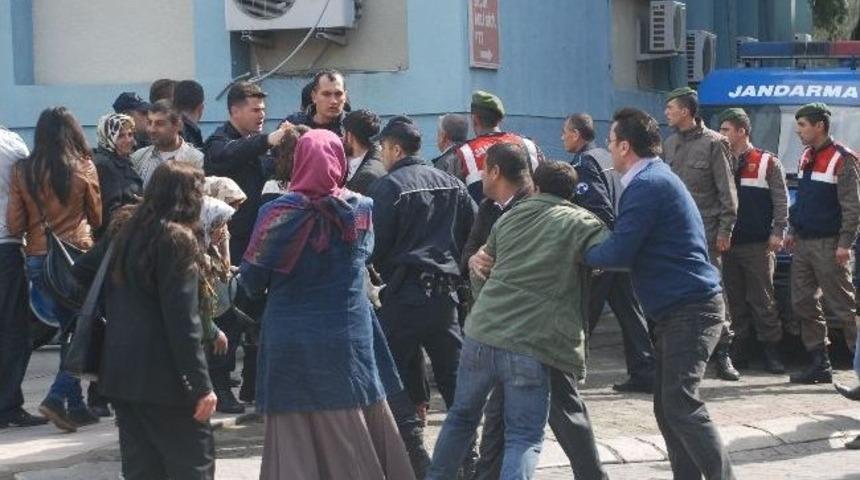 Adalet Aramaya Geldikleri Adliye &Ouml;n&uuml;nde Birbirine Girdiler