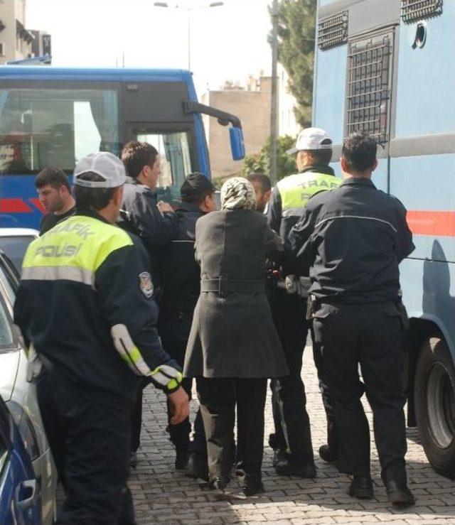 Adalet Aramaya Geldikleri Adliye &Ouml;n&uuml;nde Birbirine Girdiler 1