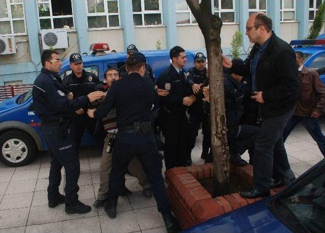 Adalet Aramaya Geldikleri Adliye &Ouml;n&uuml;nde Birbirine Girdiler 2