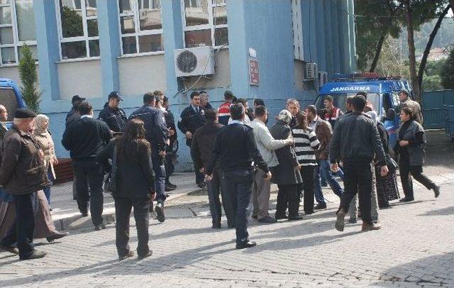 Adalet Aramaya Geldikleri Adliye &Ouml;n&uuml;nde Birbirine Girdiler 3