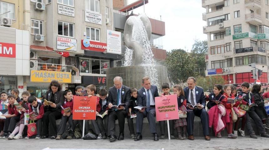 Manisa'da Toplu Kitap Okuma Faaliyeti D&uuml;zenlendi