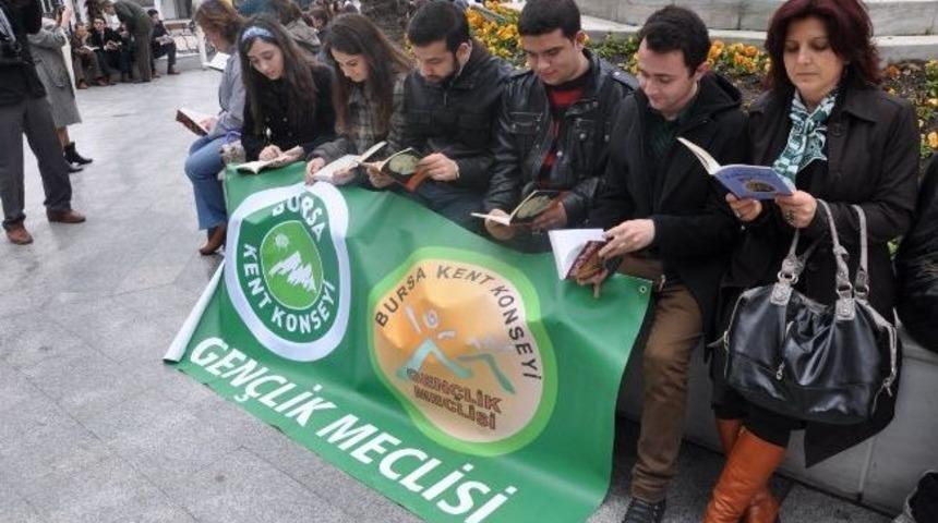 Şehrin G&ouml;beğinde Kitap Okudular