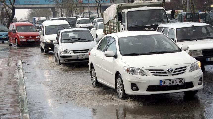 Bursa&rsquo;da 5 Dakikalık Yağmur Zor Anlar Yaşattı