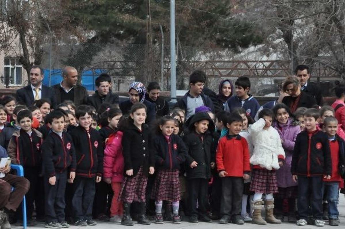 Kitabını Alan Meydana Gitti