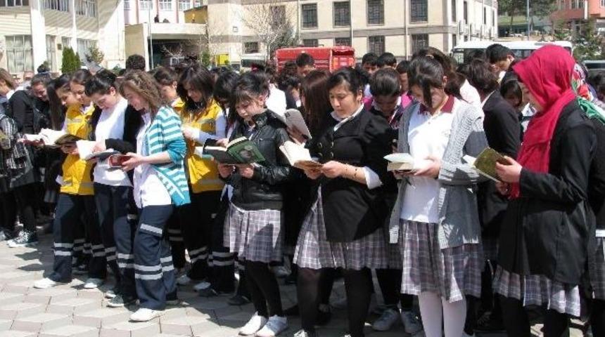 Sorgun Kaymakamı Kılı&ccedil; &Ouml;ğrencilerle Birlikte Kitap Okudu