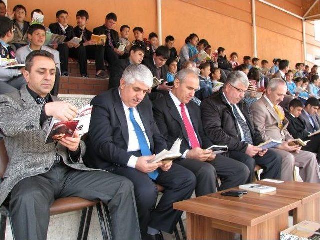Sorgun Kaymakamı Kılı&ccedil; &Ouml;ğrencilerle Birlikte Kitap Okudu 1