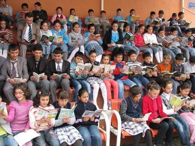 Sorgun Kaymakamı Kılı&ccedil; &Ouml;ğrencilerle Birlikte Kitap Okudu 3