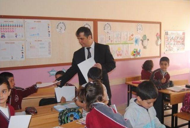 Yerk&ouml;y Kaymakamından &Ouml;ğrencilere Kitap 1