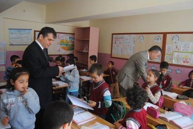 Yerk&ouml;y Kaymakamından &Ouml;ğrencilere Kitap 2