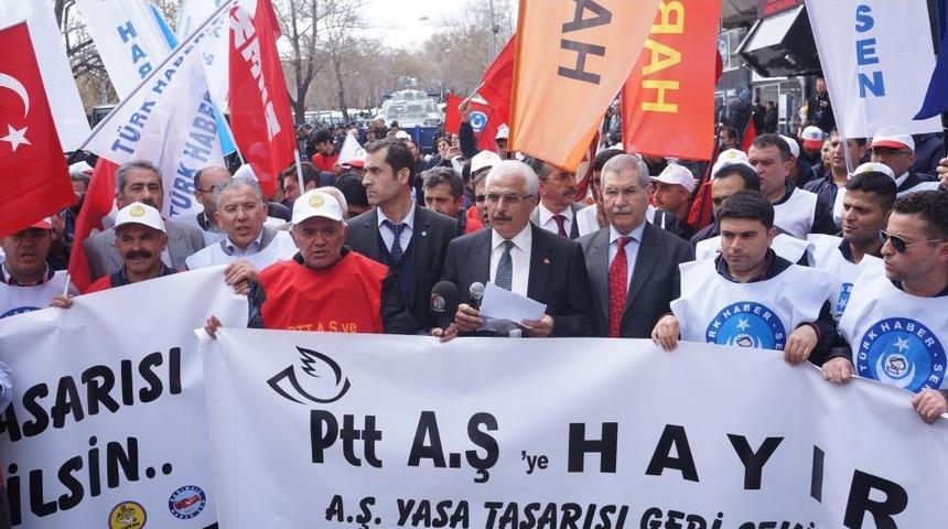 İş Bırakma Eylemi Yapan PTT &Ccedil;alışanları, Kızılay'a Y&uuml;r&uuml;d&uuml;