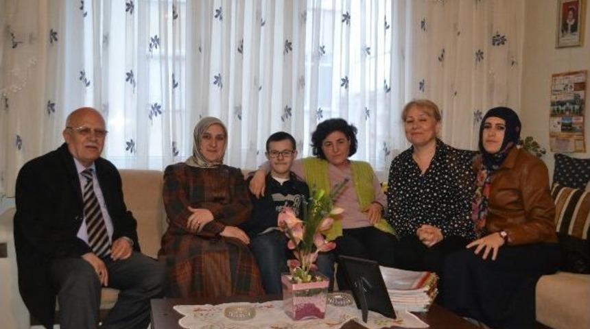 Ak Partililerden Down Sendromlu &Ccedil;ocuklara Ziyaret