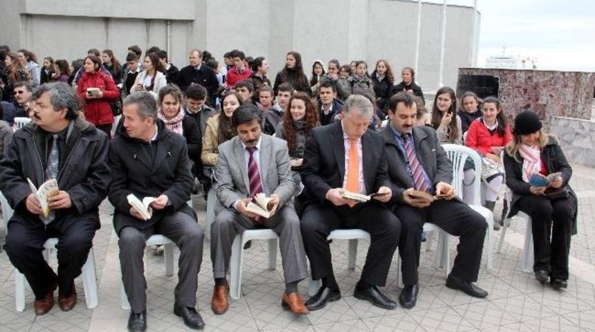 M&uuml;d&uuml;rler Ve &Ouml;ğrenciler Sokak Ortasında Kitap Okudu