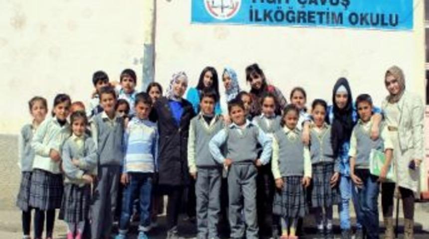 D&uuml; &Ouml;ğrencilerinden K&ouml;y Okullarına Kitap Yardımı