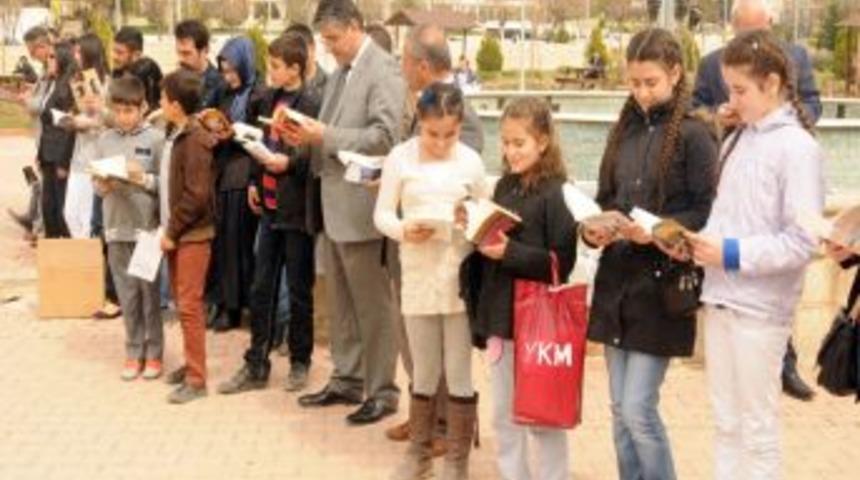 Mardin'de Toplu Kitap Okuma Etkinliği Yapıldı