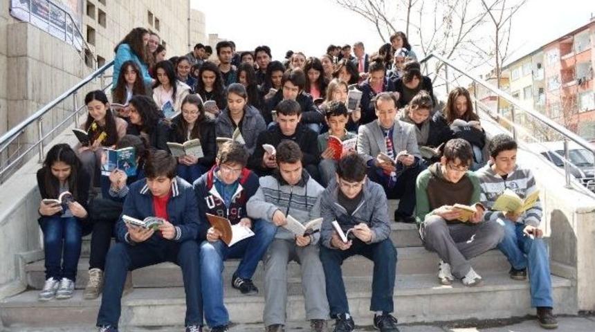 Merdivenlere Oturarak Kitap Okudular