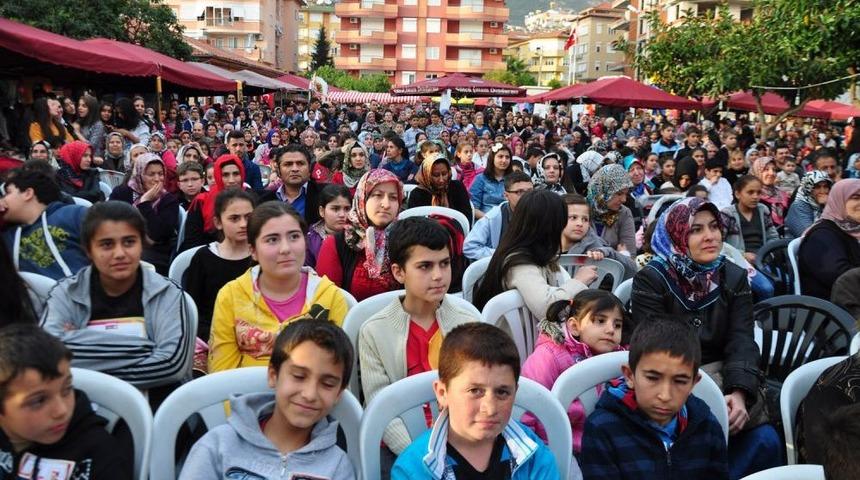 Maceracı Murat Yeni Kermeste Ziyaret&ccedil;ilere &Ouml;d&uuml;l Dağıttı