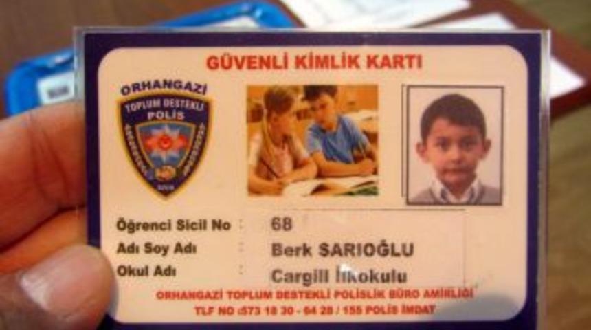 Polisten &Ouml;ğrencilere G&uuml;venli Kimlik Kartı