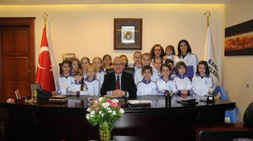 Başkan Pekel&rsquo;den Minik Sporculara Malzeme Desteği