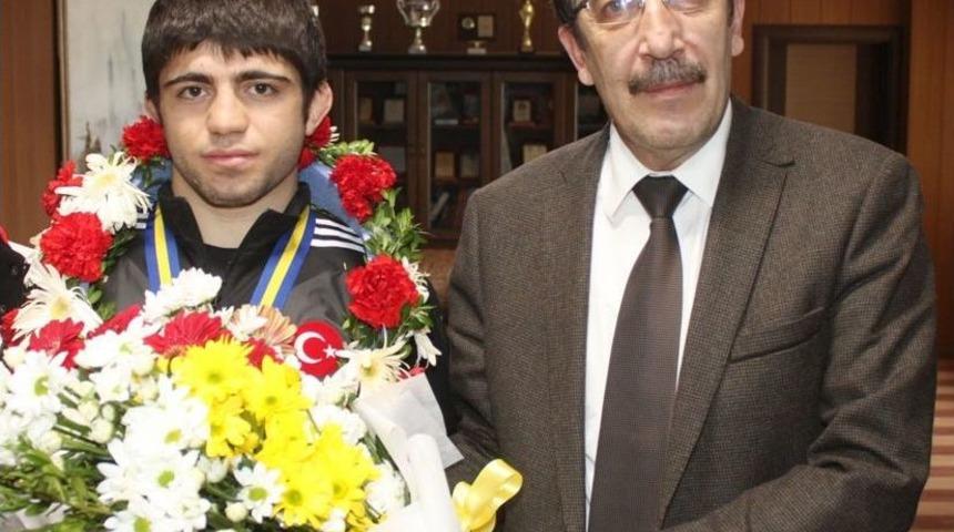 Bulutlar, Şampiyon G&uuml;reş&ccedil;i G&ouml;r'&uuml; Altınla &Ouml;d&uuml;llendirdi