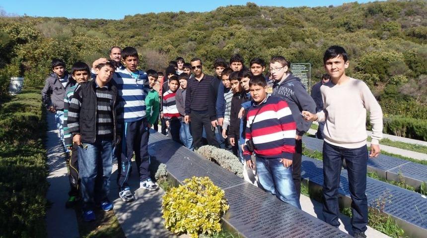 Mersinli &Ouml;ğrenciler &Ccedil;anakkale Şehitliği'ni Ziyaret Etti