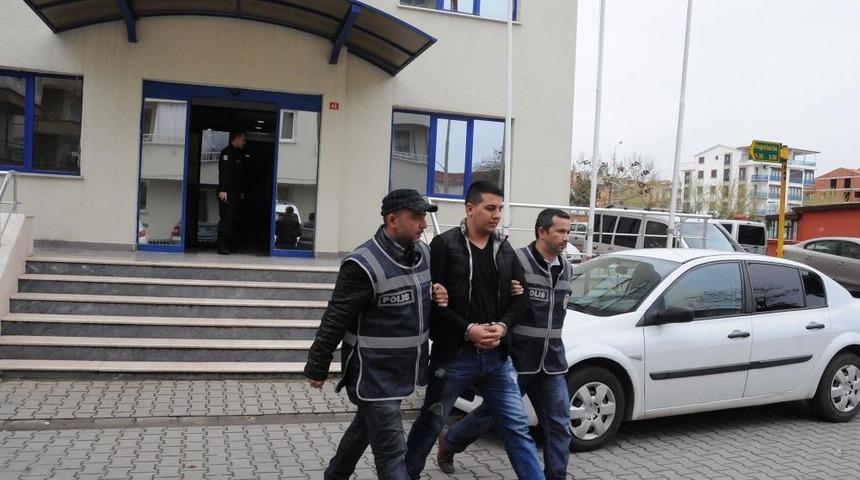 B&uuml;feyi Soyan Hırsızlık Zanlıları Polisten Ka&ccedil;amadı
