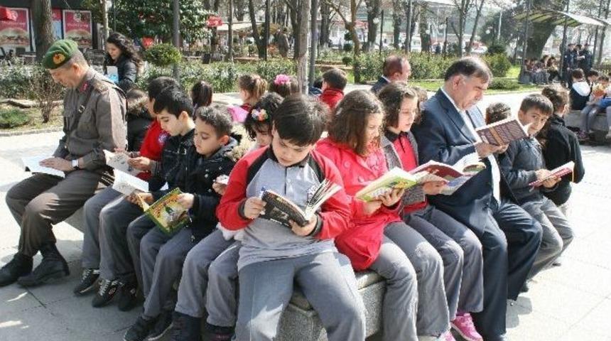 D&uuml;zce Valisi Adnan Yılmaz Anıtparkta Kitap Okudu