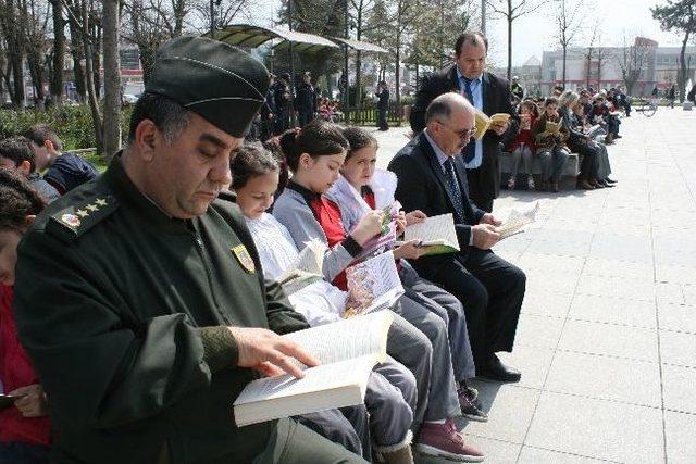 Düzce Valisi Adnan Yılmaz Anıtparkta Kitap Okudu