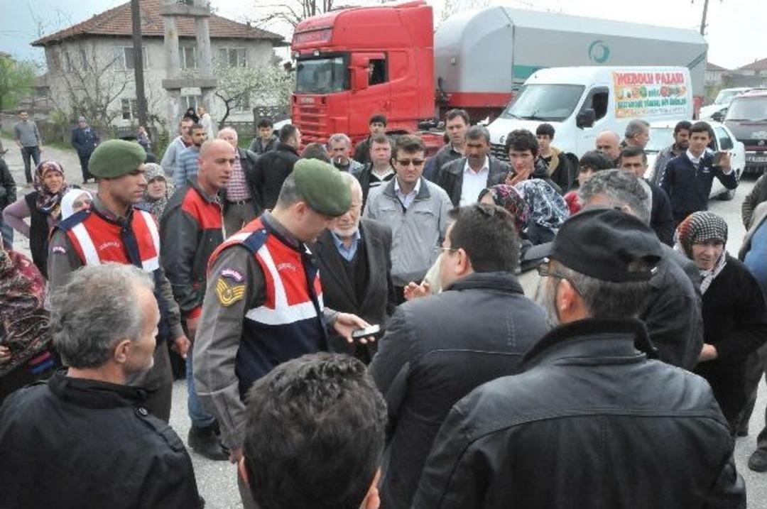 D&uuml;zce&rsquo;de K&ouml;yl&uuml;ler D-100 Karayolunu Trafiğe Kapattı