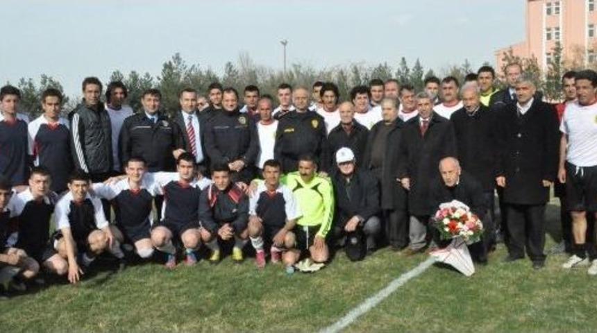 Ş&ouml;hretlerle, Pmyo &Ouml;ğrencileri Dostluk Ma&ccedil;ı Oynadı