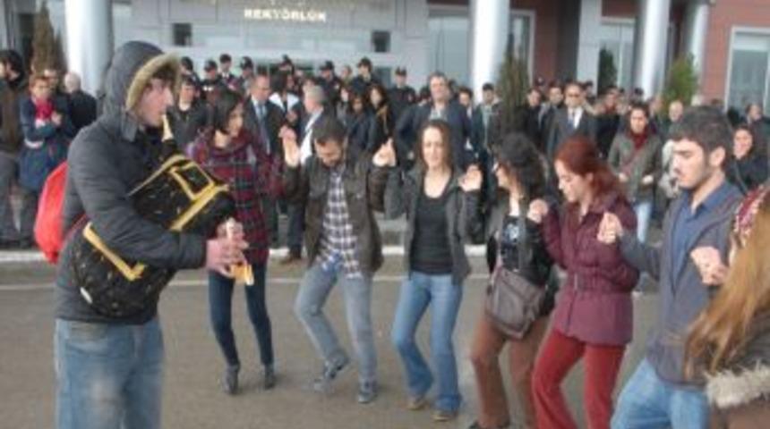 OM&Uuml;&rsquo;l&uuml; &Ouml;ğrencilerden Horonlu Protesto