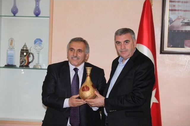 Başkan To&ccedil;oğlu Hendek&rsquo;te Ziyaret Ve İncelemelerde Bulundu 1
