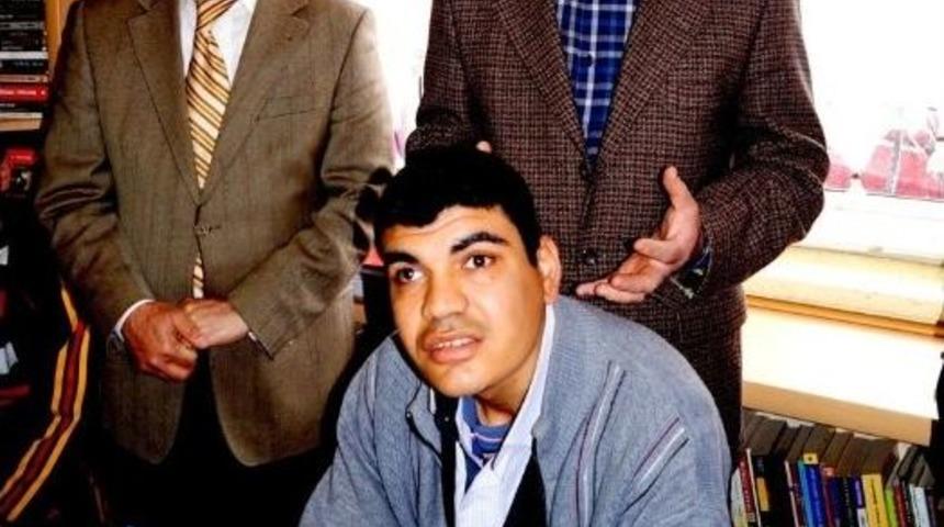 Yazar Şeyhoğlu, Sarıg&ouml;l&rsquo;deki K&uuml;t&uuml;phaneleri Beğendi