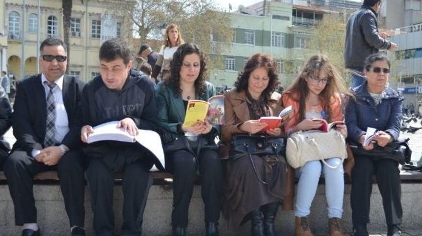 İzmir&rsquo;de Kitap Okuma Etkinliği