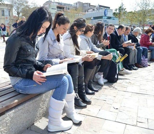 İzmir’de Kitap Okuma Etkinliği