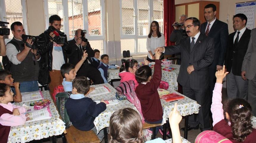 &Ouml;ğrencilere Kitap Dağıtan Vali Coş&rsquo;tan Bin 500 Yeni Derslik M&uuml;jdesi