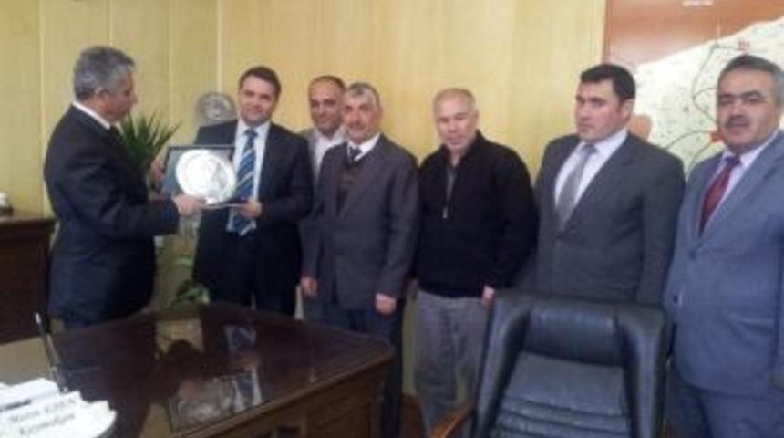 Okul Aile Birliğinden Kaymakama Plaket