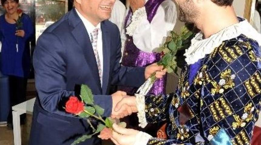 Baydemir&rsquo;den Tiyatro Oyuncularına Teşekk&uuml;r &Ccedil;iceği
