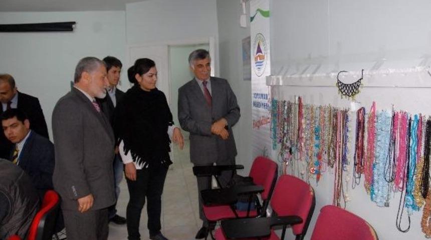 Başkan B&uuml;y&uuml;kaslan, Takı Tasarım Sergisini Gezdi